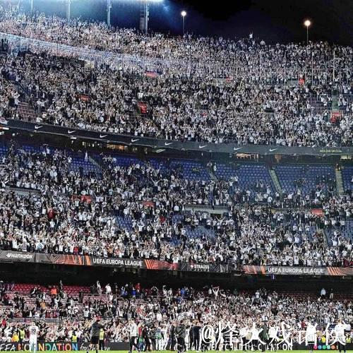 世体：法兰克福球迷在诺坎普制造骚乱，巴萨要求